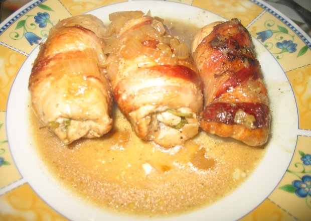 Fotografia przedstawiająca Roladki kurczaka z rukolą i fetą zawijane w boczku
