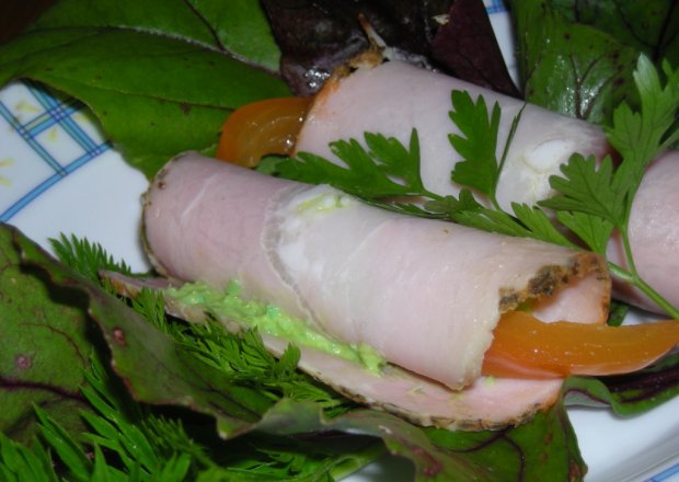 Fotografia przedstawiająca roladki na zakąskę z chrzanem wasabi