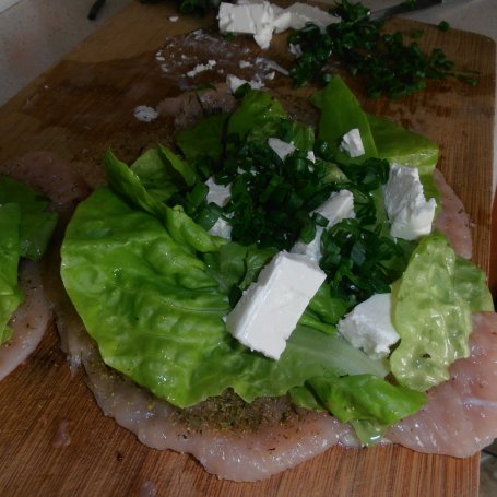 Krok 2 - Roladki nadziane zieloną sałatą i feta foto
