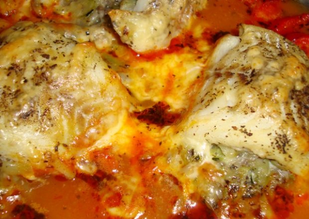 Fotografia przedstawiająca Roladki rybne nadziewane farszem cukiniowo-pieczarkowym zapiekane na sosie paprykowo-pomidorowym
