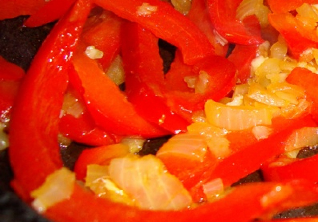 Roladki rybne nadziewane farszem cukiniowo-pieczarkowym zapiekane na sosie paprykowo-pomidorowym foto