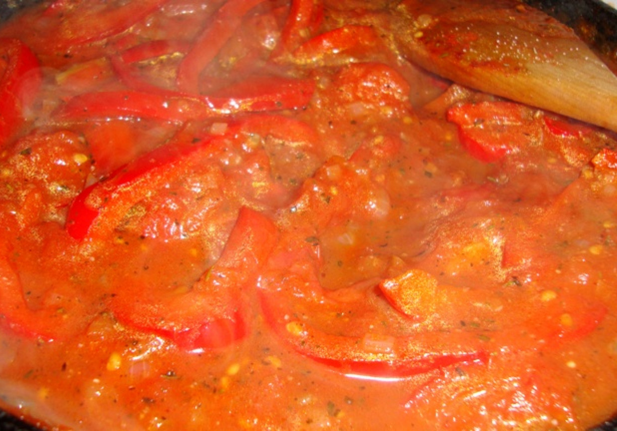 Roladki rybne nadziewane farszem cukiniowo-pieczarkowym zapiekane na sosie paprykowo-pomidorowym foto