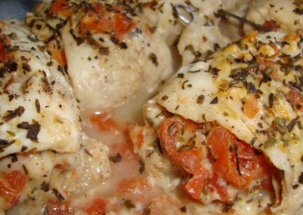 Fotografia przedstawiająca Roladki rybne nadziewane pomidorami i mozzarellą