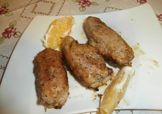 Fotografia przedstawiająca roladki schabowe nadziewane gruszką i serem camembert