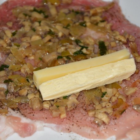 Krok 3 - Roladki schabowe z farszem pieczarkowym foto
