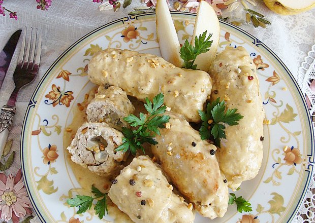 Fotografia przedstawiająca Roladki schabowe z gruszką, serem pleśniowym i orzechami