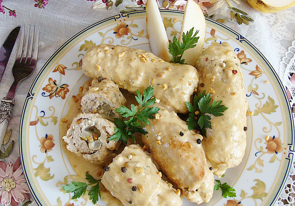 Roladki schabowe z gruszką, serem pleśniowym i orzechami foto