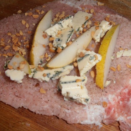 Krok 3 - Roladki schabowe z gruszką, serem pleśniowym i orzechami foto
