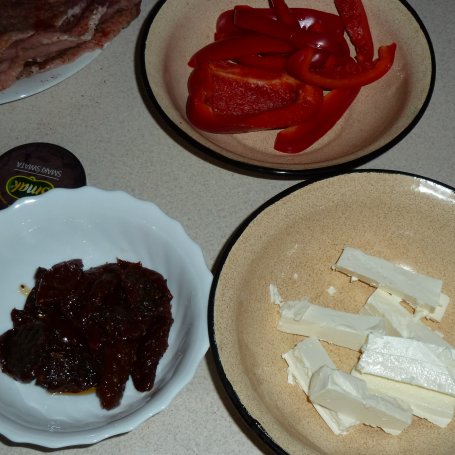 Krok 2 - Roladki schabowe z papryką, fetą i suszonymi pomidorami (pieczone) foto