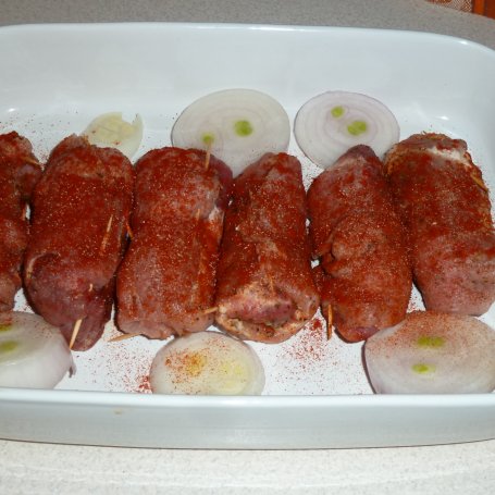 Krok 4 - Roladki schabowe z papryką, fetą i suszonymi pomidorami (pieczone) foto