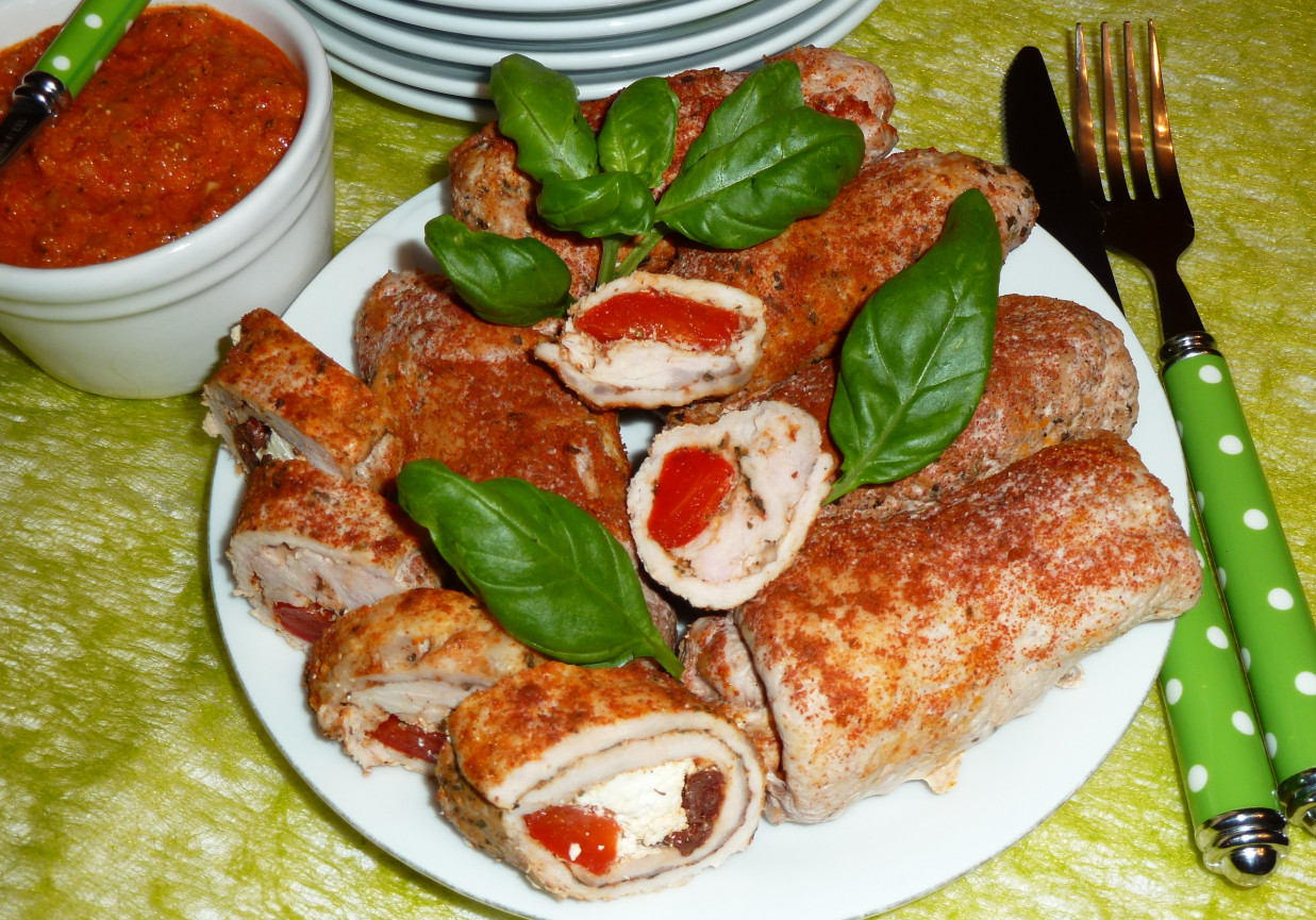 Roladki schabowe z papryką, fetą i suszonymi pomidorami (pieczone) foto