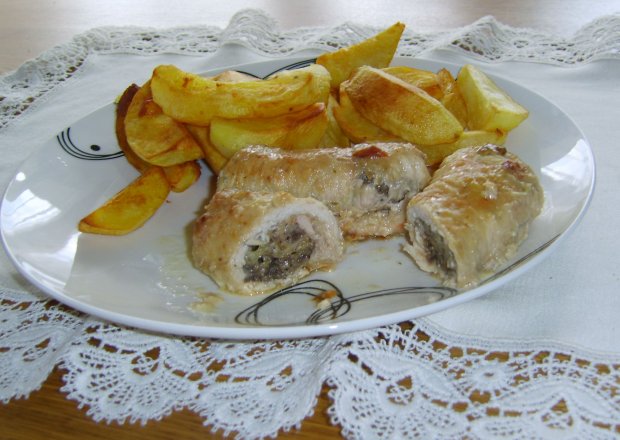 Fotografia przedstawiająca Roladki schabowe z pieczarkami i mozzarellą