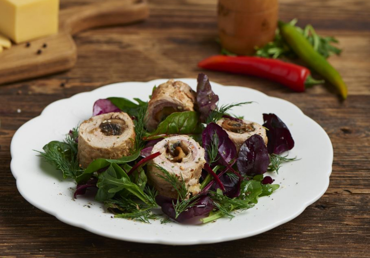 Roladki schabowe z pieczarkami i żółtym serem foto