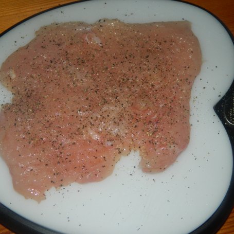 Krok 1 - Roladki schabowe z pieczarkami i żółtym serem foto