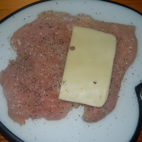 Krok 3 - Roladki schabowe z pieczarkami i żółtym serem foto