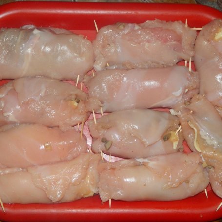Krok 6 - Roladki schabowe z pieczarkami i żółtym serem foto