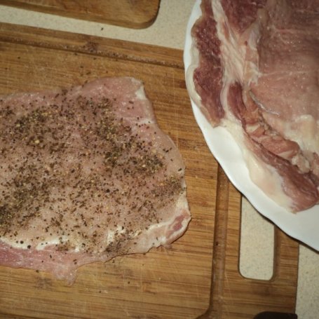 Krok 1 - Roladki schabowe z salami, marchewką i cebulą w kminku  foto