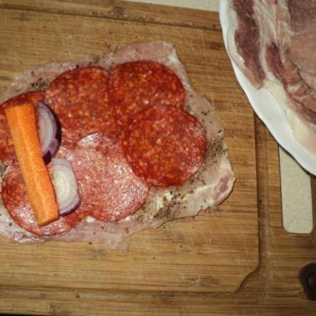 Krok 2 - Roladki schabowe z salami, marchewką i cebulą w kminku  foto