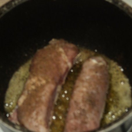 Krok 4 - Roladki schabowe z salami, marchewką i cebulą w kminku  foto