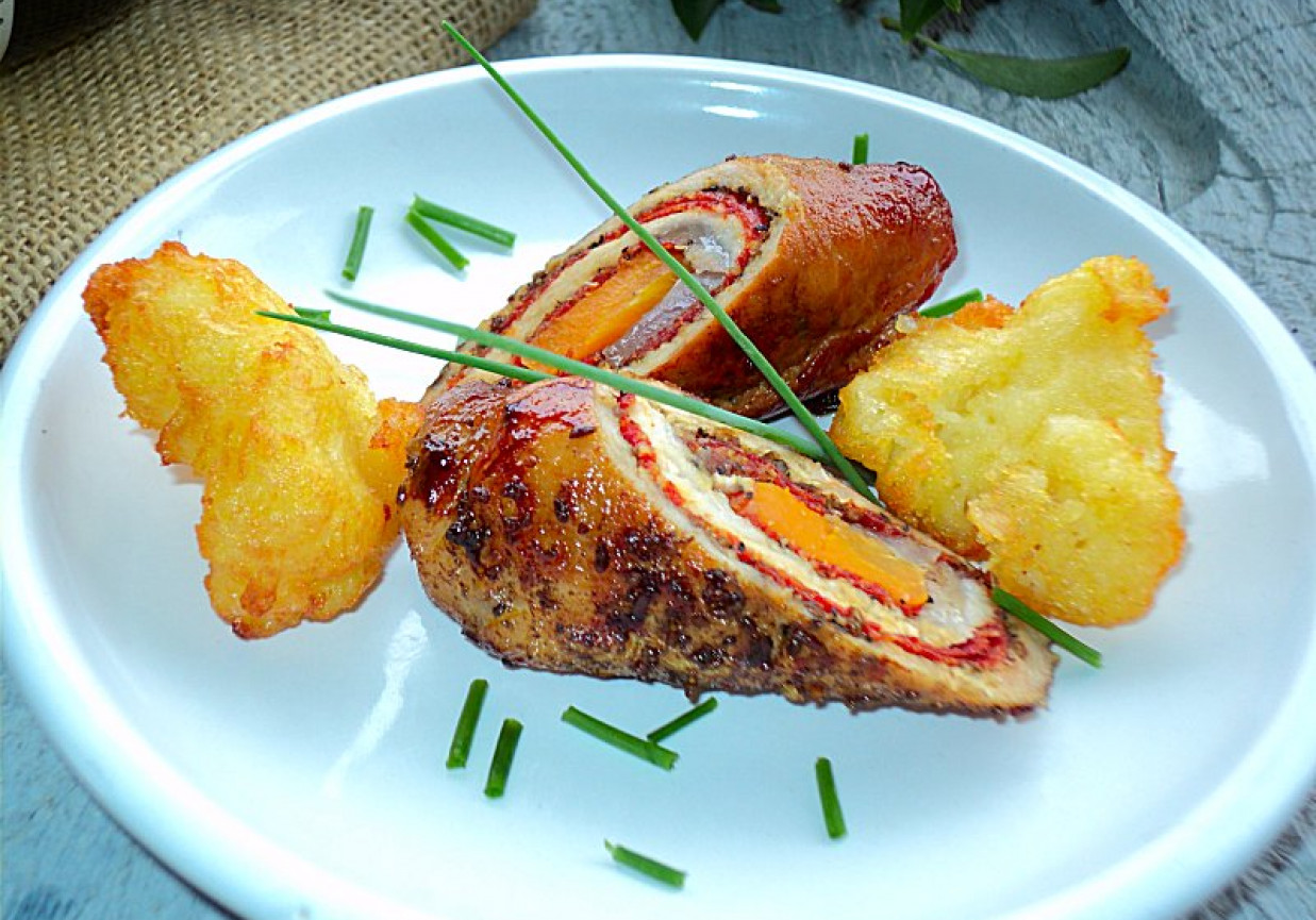 Roladki schabowe z salami, marchewką i cebulą w kminku  foto