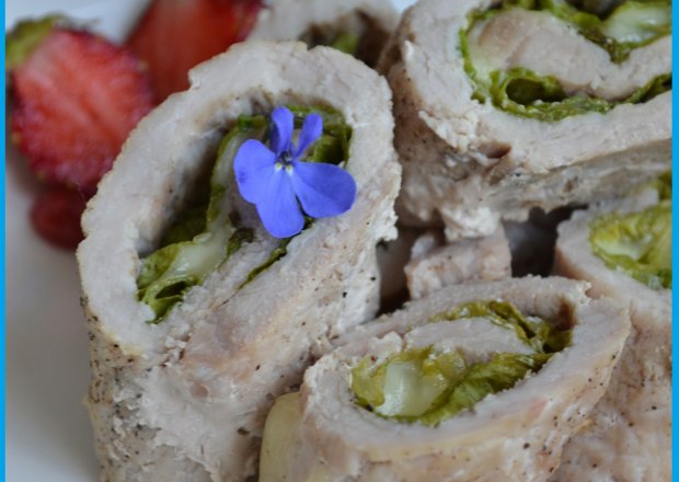 Fotografia przedstawiająca roladki schabowe z sałatą i gorgonzolą podane na pure z rabarbaru