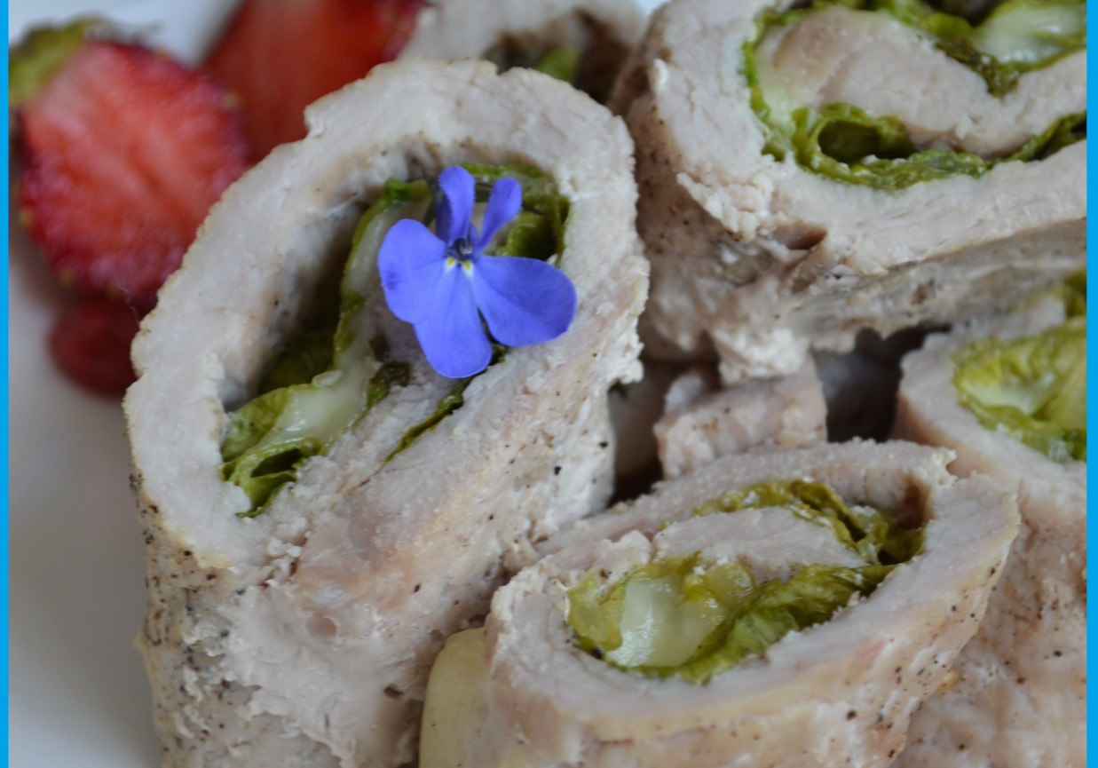 roladki schabowe z sałatą i gorgonzolą podane na pure z rabarbaru foto