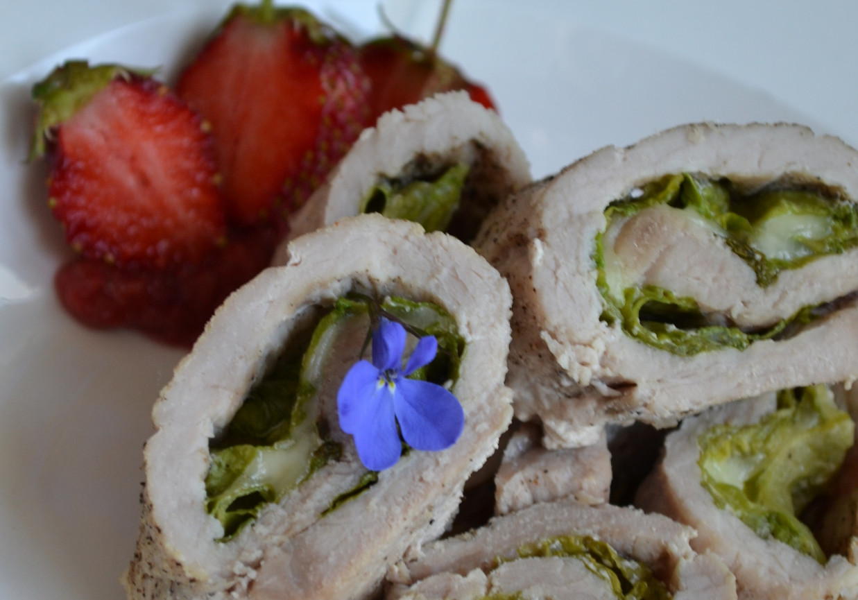 roladki schabowe z sałatą i gorgonzolą podane na pure z rabarbaru foto