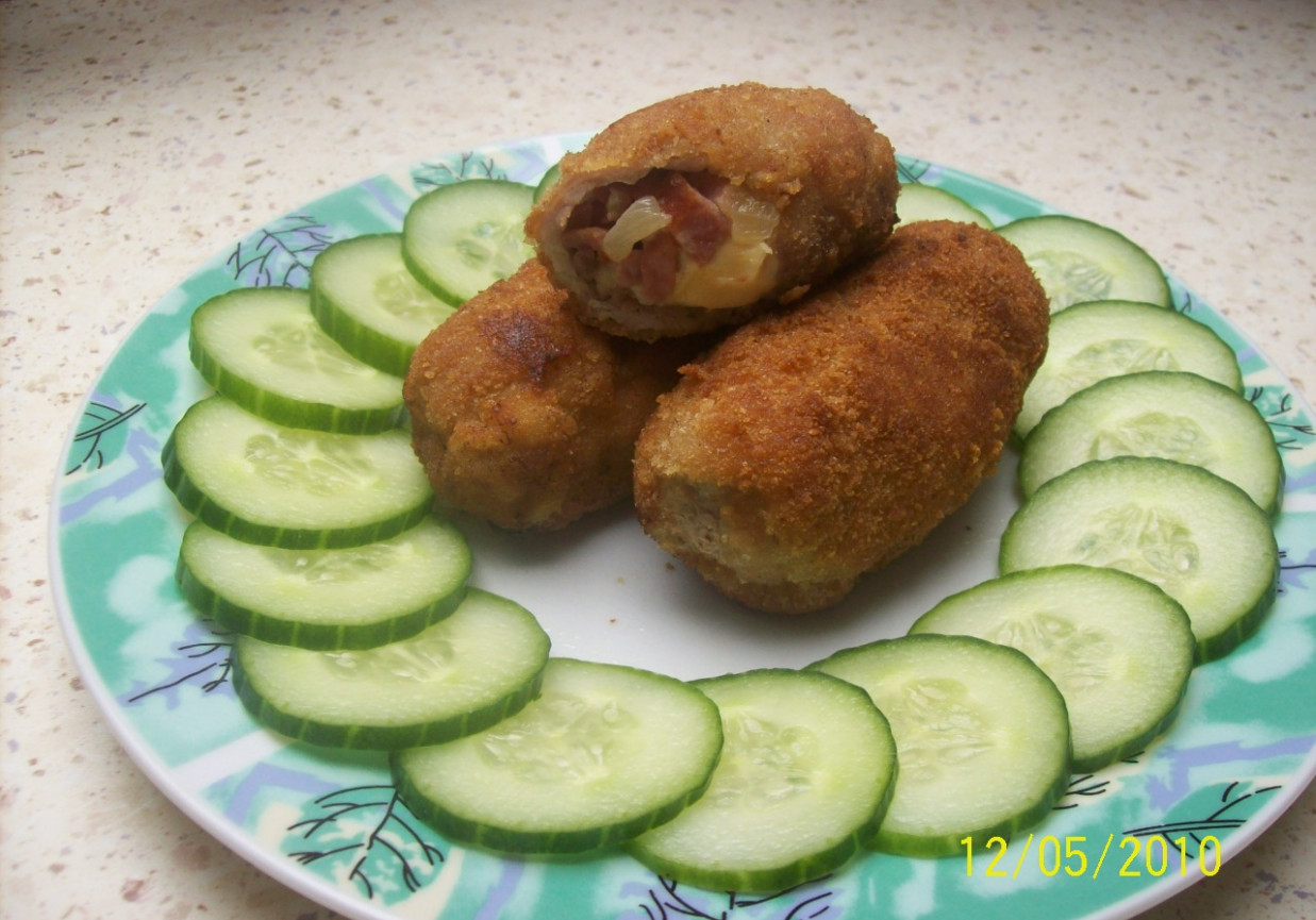 ROLADKI SCHABOWE ZAWIJANE Z SZYNKą, CEBULKą I SERKIEM TOPIONYM foto