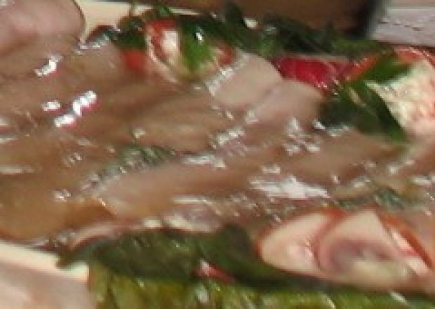 Fotografia przedstawiająca roladki szynkowe chrzanowe w galarecie