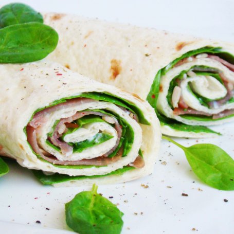 Krok 3 - Roladki - tortilla ze szpinakiem i szynką parmeńską foto