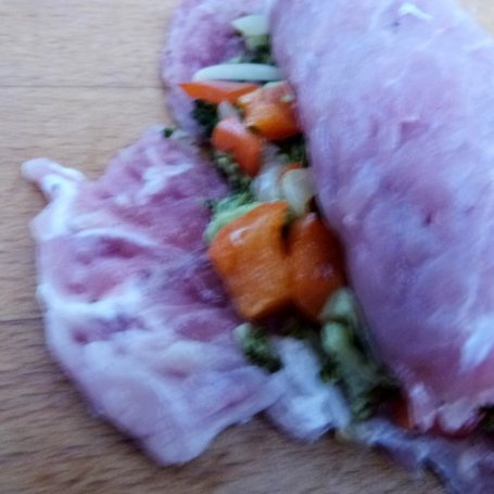 Krok 5 - Roladki wieprzowe z brokułem i papryką foto