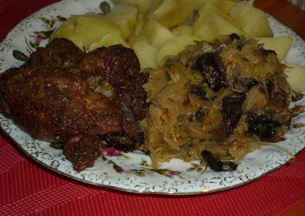 Fotografia przedstawiająca Roladki wieprzowe z kapustą i grzybami