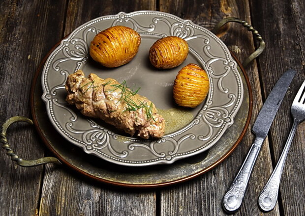 Fotografia przedstawiająca Roladki wieprzowe z metką cebulowa, serem i zasmażką
