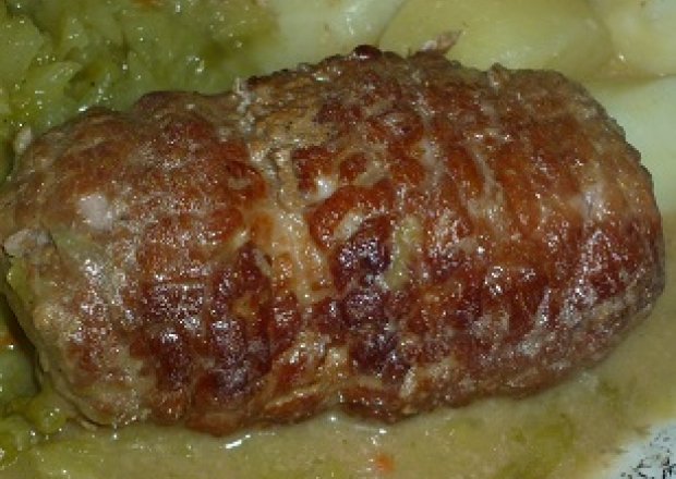 Fotografia przedstawiająca Roladki wieprzowe z mięsem i boczkiem