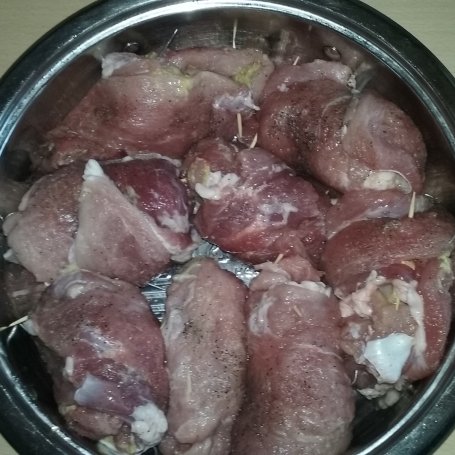 Krok 4 - Roladki wieprzowe z pieczarką, kiełbasą i ogórkiem kiszonym foto