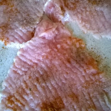 Krok 2 - Roladki wieprzowe z pieczarkami, szynką, serem i suszonymi pomidorkami foto