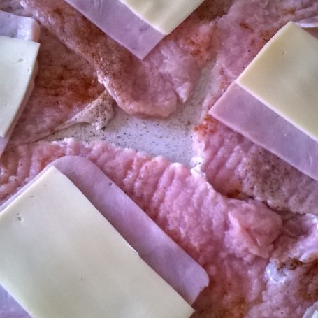 Krok 3 - Roladki wieprzowe z pieczarkami, szynką, serem i suszonymi pomidorkami foto