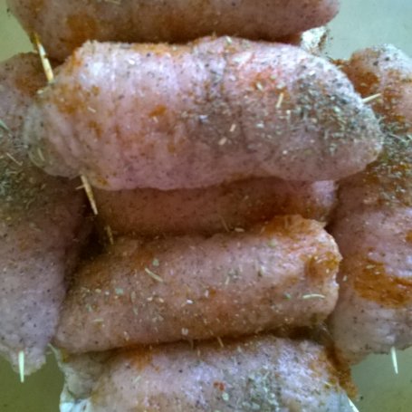 Krok 5 - Roladki wieprzowe z pieczarkami, szynką, serem i suszonymi pomidorkami foto