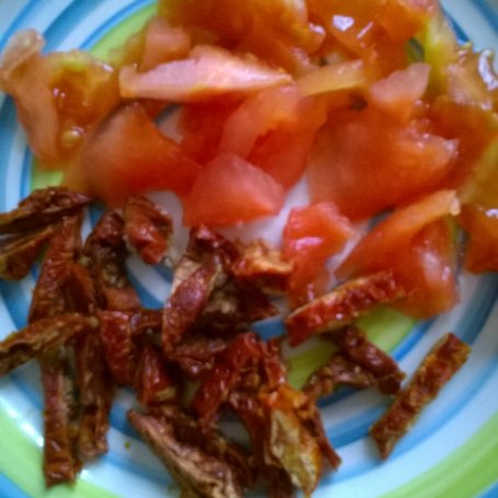 Krok 6 - Roladki wieprzowe z pieczarkami, szynką, serem i suszonymi pomidorkami foto