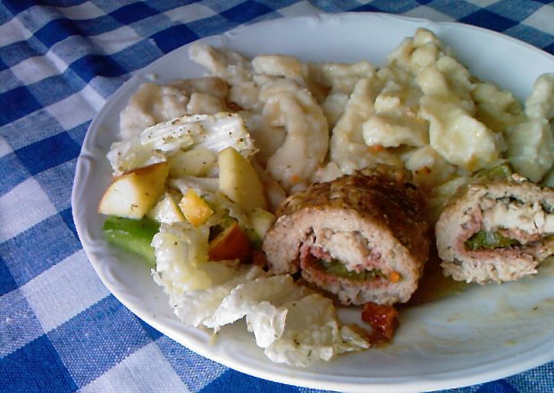 Fotografia przedstawiająca Roladki wieprzowe z salami i papryką