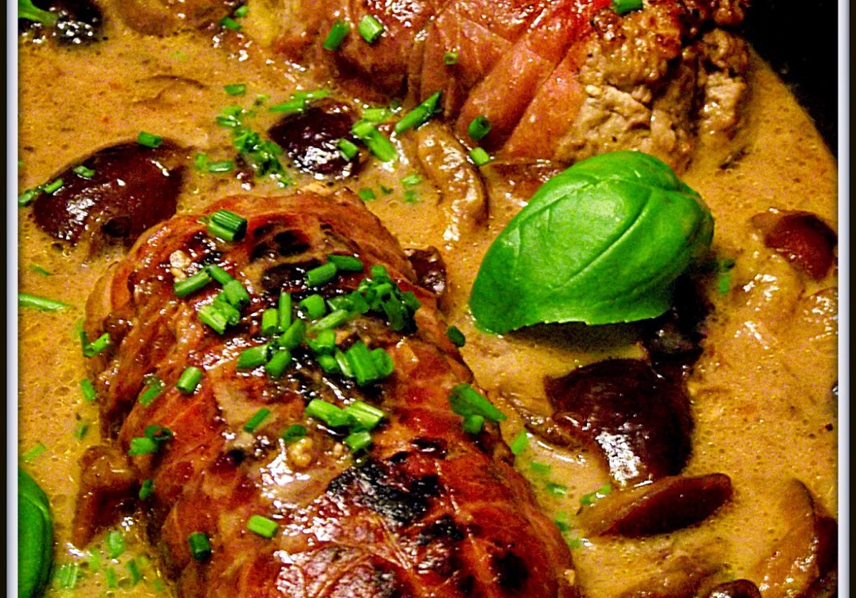 Roladki wieprzowe z serem i szynką prosciutto w sosie śliwkowym foto