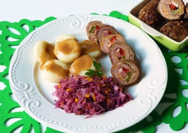 Fotografia przedstawiająca Roladki wołowe z warzywami i mielonym mięsem