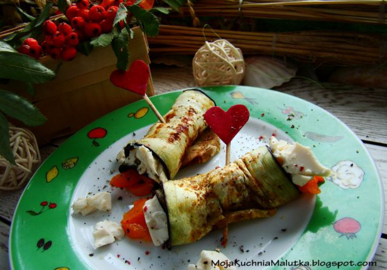 Roladki z bakłażana z pieczoną papryką i tofu foto