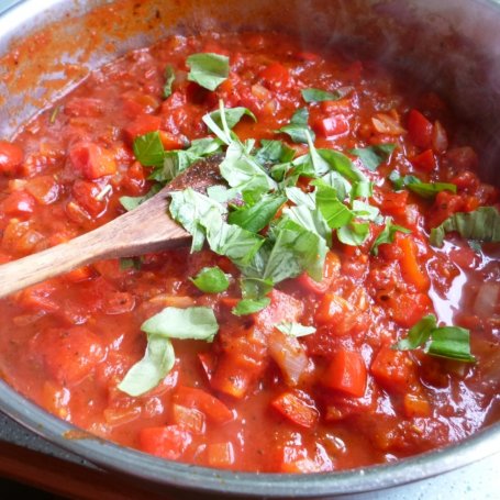 Krok 6 - Roladki z bobem w sosie pomidorowo-paprykowym foto