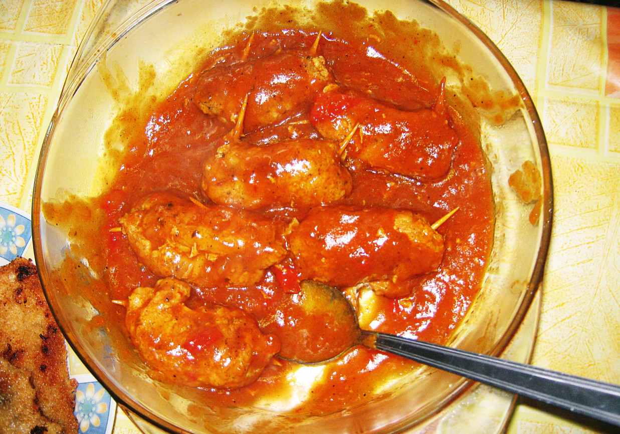 Roladki z cebulką i papryką duszone w sosie musztardowo- keczupowym foto