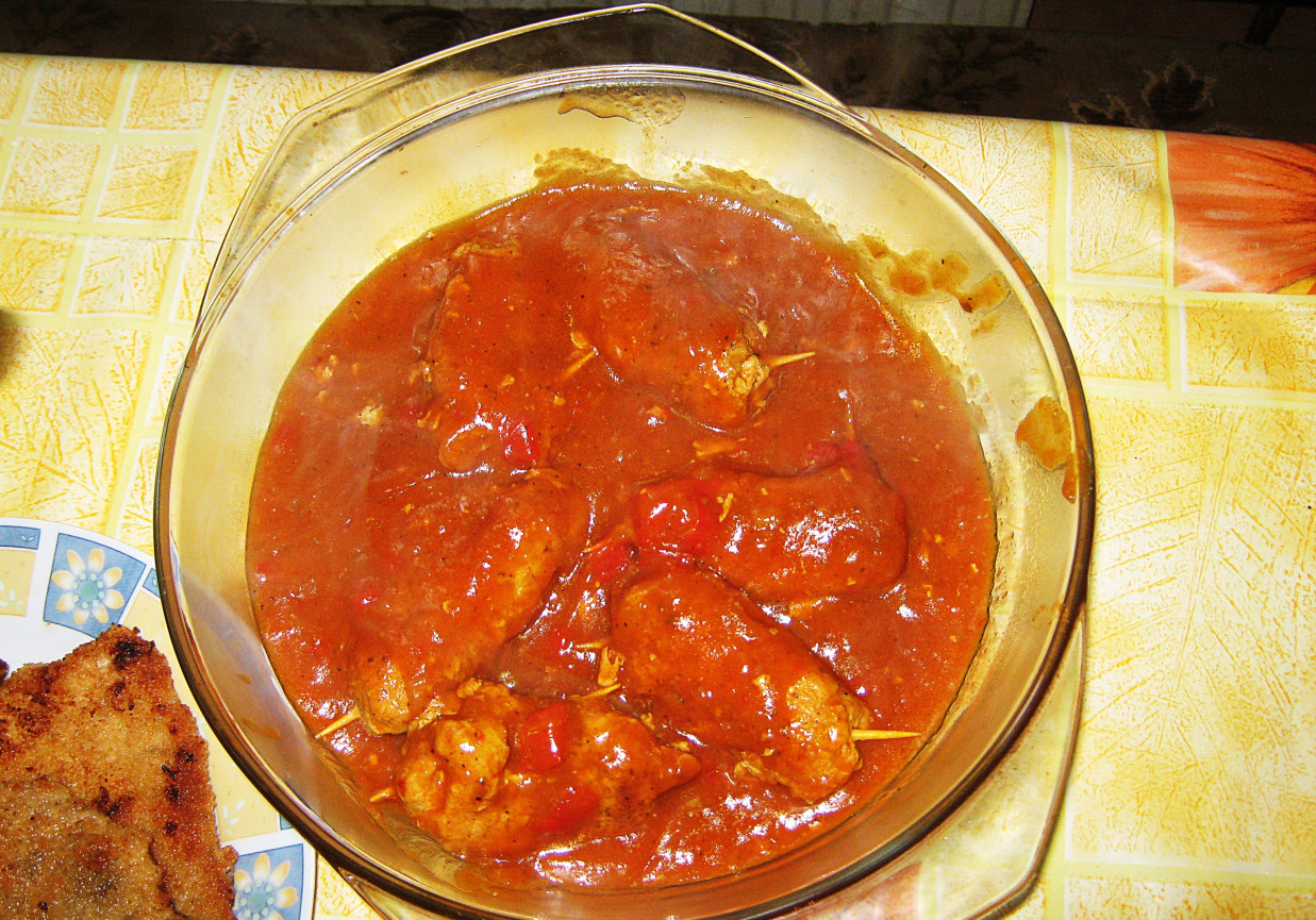 Roladki z cebulką i papryką duszone w sosie musztardowo- keczupowym foto