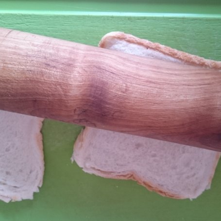 Krok 1 - Roladki z chleba tostowego z pasztetem  foto