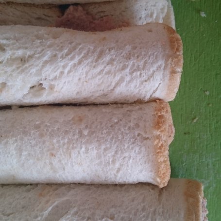 Krok 3 - Roladki z chleba tostowego z pasztetem  foto
