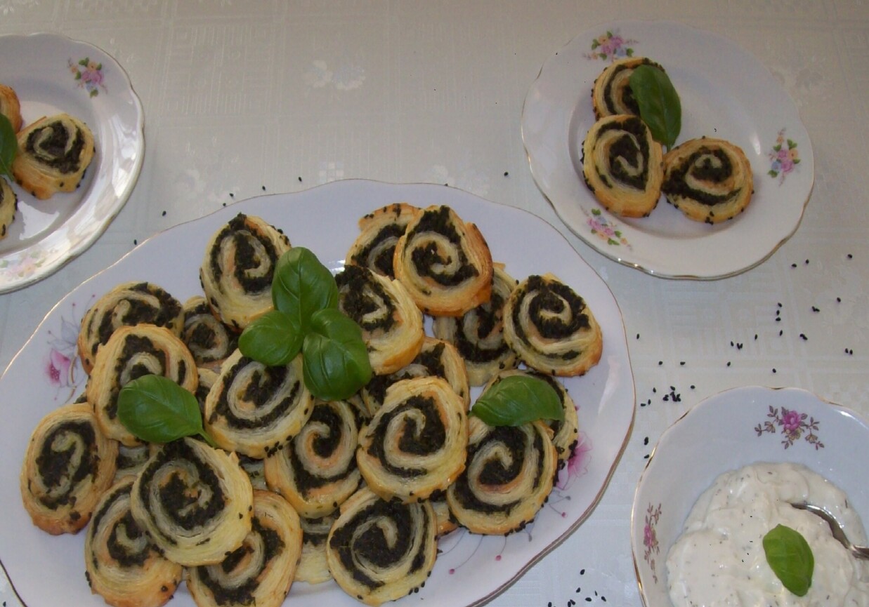 Roladki z ciasta francuskiego z łososiem i szpinakiem foto