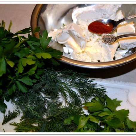 Krok 1 - Roladki z ciasta yufka z serem owczym i zieleniną. foto
